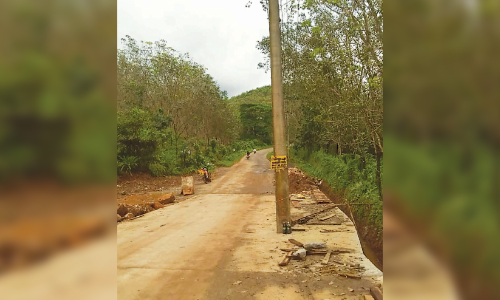 എ​സ്​​റ്റേ​റ്റ് മു​ക്ക്-​ക​ക്ക​യം റോഡിന് നടുവിൽ വൈദ്യുതി തൂൺ; അപകട ഭീഷണി