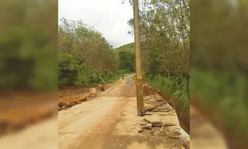 എ​സ്​​റ്റേ​റ്റ് മു​ക്ക്-​ക​ക്ക​യം റോഡിന് നടുവിൽ വൈദ്യുതി തൂൺ; അപകട ഭീഷണി