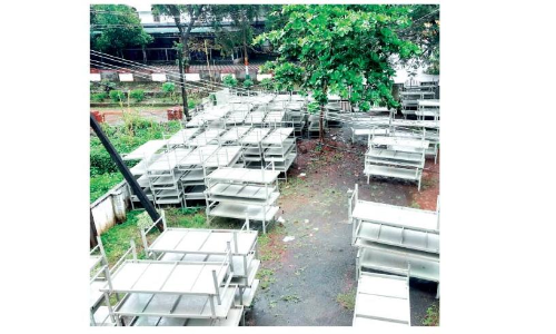 ലക്ഷങ്ങൾക്ക്​ വിലയില്ലേ ! കോ​വി​ഡ് ചി​കി​ത്സ കേ​ന്ദ്ര​ത്തി​ലേ​ക്കെ​ത്തി​ച്ച ക​ട്ടി​ലു​ക​ൾ ന​ശി​ക്കു​ന്നു