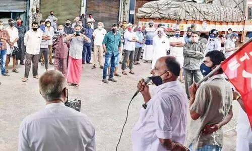 വ​ലി​യ​ങ്ങാ​ടി​യി​ൽ ക​മ്മാ​ലി പ​ണി​മു​ട​ക്ക്​