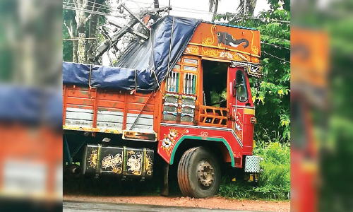 പിലിക്കോട് ചരക്കുലോറി അപകടത്തിൽപെട്ടു
