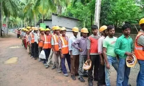 മടങ്ങിയെത്തിയ അന്തർസംസ്ഥാനക്കാർ:  കണക്കില്ലാതെ തൊ​ഴി​ൽ വ​കു​പ്പ്