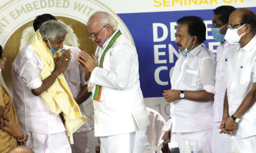 ഉമ്മൻ ചാണ്ടി ജനകീയനേതാവ് –ഗവർണർ