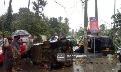 എടത്തലയിൽ കാറ്റിൽ വൻ നാശം; വാഹനങ്ങൾ തലകീഴായി മറിഞ്ഞു