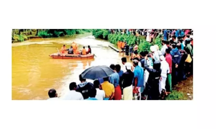 നീരോല്പാലം തോട്ടില് ഒഴുക്കില്പെട്ട യുവാവിനായി ഇന്നും തിരച്ചിൽ നീരോല്പാലം തോട്ടില് ഒഴുക്കില്പെട്ട യുവാവിനായി ഇന്നും തിരച്ചിൽ