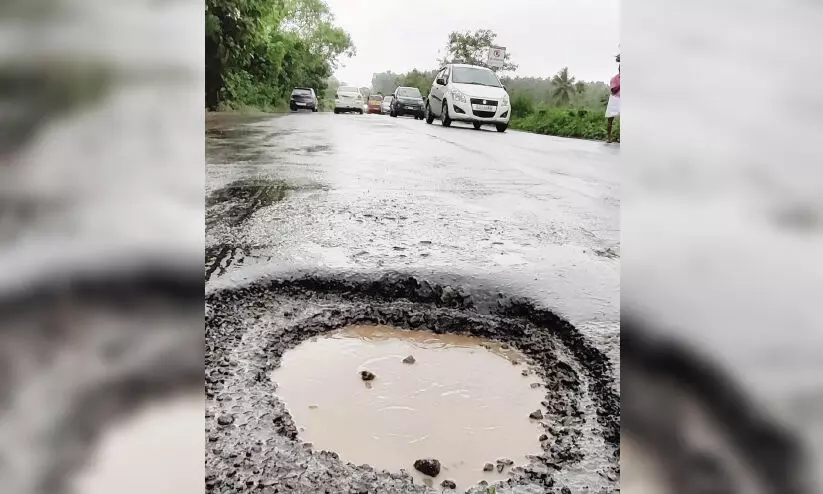 കോ​ഴി​ക്കോ​ട് ബൈപ്പാസിൽ കുഴിയിൽ വീണ്​ ദുരിത യാത്ര