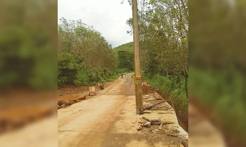 എസ്റ്റേറ്റ് മുക്ക്-കക്കയം റോഡിന് നടുവിൽ വൈദ്യുതി തൂൺ; അപകട ഭീഷണി എസ്റ്റേറ്റ് മുക്ക്-കക്കയം റോഡിന് നടുവിൽ വൈദ്യുതി തൂൺ; അപകട ഭീഷണി