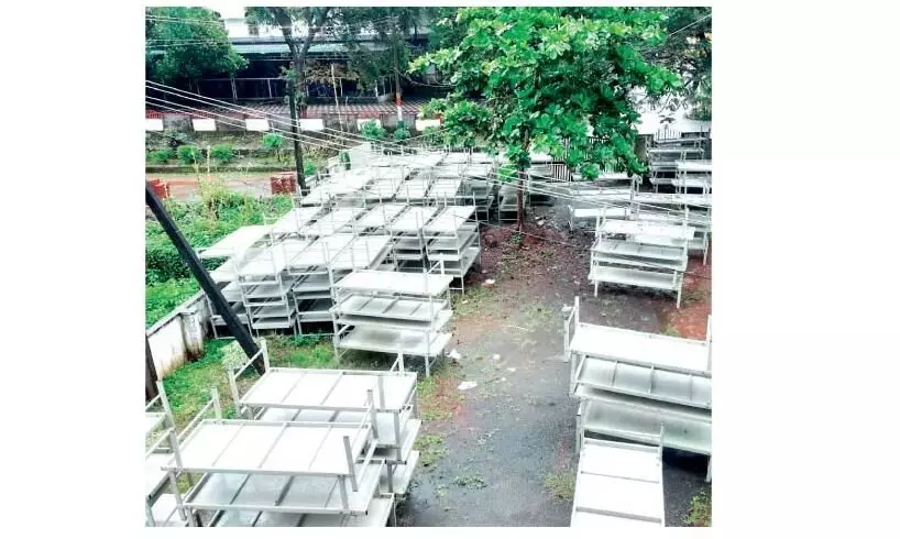 ലക്ഷങ്ങൾക്ക് വിലയില്ലേ ! കോവിഡ് ചികിത്സ കേന്ദ്രത്തിലേക്കെത്തിച്ച കട്ടിലുകൾ നശിക്കുന്നു ലക്ഷങ്ങൾക്ക് വിലയില്ലേ ! കോവിഡ് ചികിത്സ കേന്ദ്രത്തിലേക്കെത്തിച്ച കട്ടിലുകൾ നശിക്കുന്നു