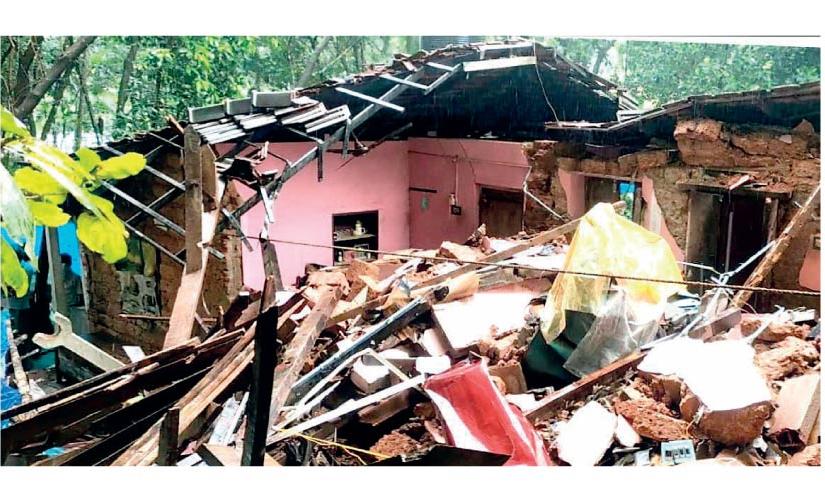 കനത്ത മഴയിൽ തുവ്വൂർ അക്കരപ്പുറത്ത് വീട് തകർന്നു ; കുടുംബം അദ്ഭുതകരമായി രക്ഷപ്പെട്ടു കനത്ത മഴയിൽ തുവ്വൂർ അക്കരപ്പുറത്ത് വീട് തകർന്നു ; കുടുംബം അദ്ഭുതകരമായി രക്ഷപ്പെട്ടു