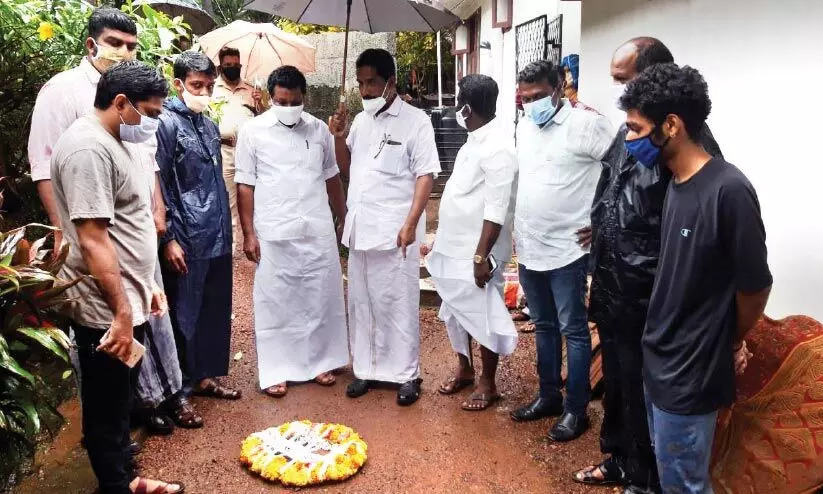 നി​െൻറ നാ​ളു​ക​ൾ എ​ണ്ണ​പ്പെ​ട്ടു; കണ്ണൂരിൽ കെ.​എ​സ്‌.​യു നേ​താ​വി​െൻറ വീ​ട്ടി​ൽ റീ​ത്ത് ​െവ​ച്ചു