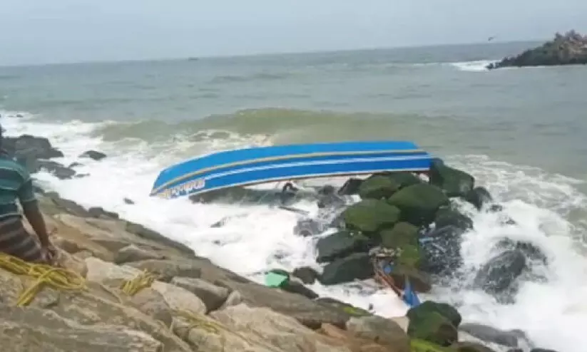 വള്ളം മറിഞ്ഞ് ഒരാളെ കടലില് കാണാതായി വള്ളം മറിഞ്ഞ് ഒരാളെ കടലില് കാണാതായി