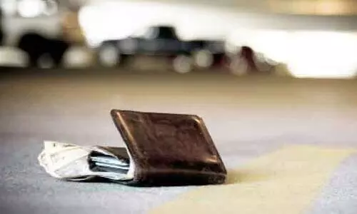 അ​ജ്മാ​നി​ല്‍ ന​ഷ്​​ട​പ്പെ​ട്ട പ​ഴ്​​സ് നാ​ട്ടി​ലേ​ക്ക് എ​ത്തി​ച്ചു ന​ല്‍കി പൊ​ലീ​സ്