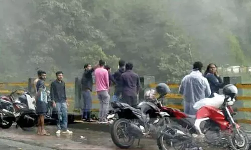 ആശങ്ക പരത്തി വയനാട് ചുരത്തിലേക്ക് സഞ്ചാരികളുടെ പ്രവാഹം