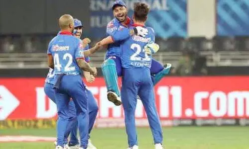 കോ​വി​ഡ്​ പോ​രാ​ളി​ക​ൾ​ക്ക്​ ന​ന്ദി അ​റി​യി​ച്ച്​ ഡ​ൽ​ഹി ഇ​റ​ങ്ങി