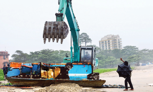 ആലപ്പുഴയിൽ നിർത്തിയിട്ട ബോട്ട്​ വെള്ളയിൽ കടപ്പുറത്ത്​ തകർന്നടിഞ്ഞു