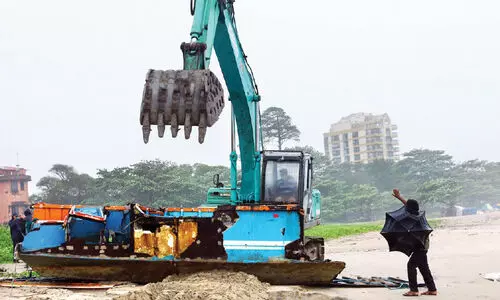 ആലപ്പുഴയിൽ നിർത്തിയിട്ട ബോട്ട്​ വെള്ളയിൽ കടപ്പുറത്ത്​ തകർന്നടിഞ്ഞു