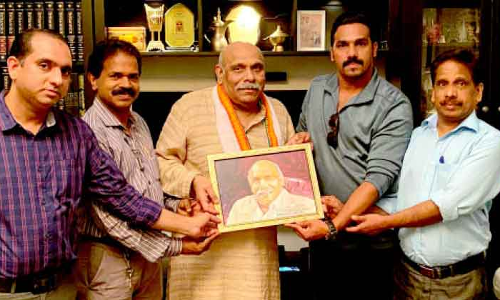 കെ.​പി.​സി.​സി നി​ർ​വാ​ഹ​ക സ​മി​തി അം​ഗം അ​ഹ​മ്മ​ദ് പു​ളി​ക്ക​ലി​നെ ആ​ദ​രി​ച്ചു