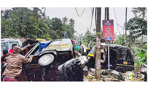 എ​ട​ത്ത​ല​യെ വി​റ​പ്പി​ച്ച്​ ചു​ഴ​ലി​ക്കാ​റ്റ് ; ര​ണ്ട് ഓ​ട്ടോ കീ​ഴ്മേ​ൽ മ​റി​ഞ്ഞു