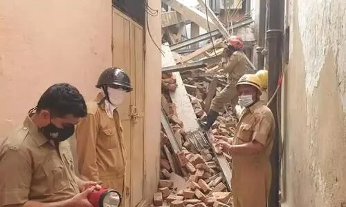 ഡൽഹിയിൽ നിർമാണത്തിലിരുന്ന ബഹുനിലകെട്ടിടം തകർന്നു; ഒരാൾക്ക്​ പരിക്ക്​