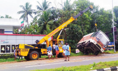 ബൈ​പാ​സി​ൽ ക​െ​ണ്ട​യ്ന​ർ ലോ​റി മ​റി​ഞ്ഞു; ഡ്രൈ​വ​ർ​ക്ക് പ​രി​ക്ക്