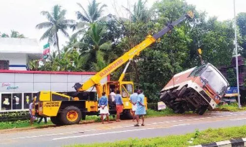 ബൈ​പാ​സി​ൽ ക​െ​ണ്ട​യ്ന​ർ ലോ​റി മ​റി​ഞ്ഞു; ഡ്രൈ​വ​ർ​ക്ക് പ​രി​ക്ക്
