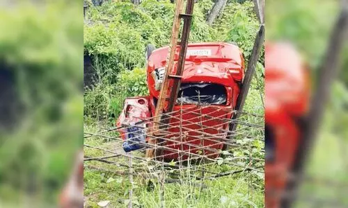 നി​യ​ന്ത്ര​ണം​വി​ട്ട കാ​ർ തൂ​ണു​ക​ൾ ത​ക​ർ​ത്തു