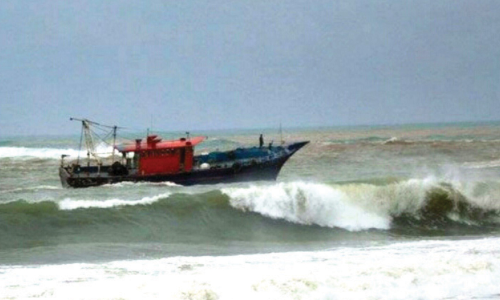 തൈക്കടപ്പുറം ഹാർബറിന് സമീപത്ത് നങ്കൂരമിട്ട ബോട്ടുകൾ കടലിൽ ഒഴുകിപ്പോയി
