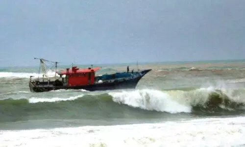 തൈക്കടപ്പുറം ഹാർബറിന് സമീപത്ത് നങ്കൂരമിട്ട ബോട്ടുകൾ കടലിൽ ഒഴുകിപ്പോയി