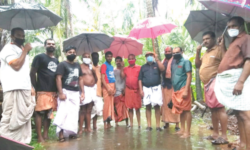 വെള്ളക്കെട്ടിൽ വീണ യുവാവിനെ രക്ഷപ്പെടുത്തി