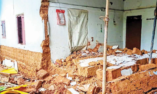 ത​ല​ശ്ശേ​രി ന​ഗ​ര​സ​ഭാംഗത്തി​െൻറ വീട് മഴയിൽ തകർന്നു