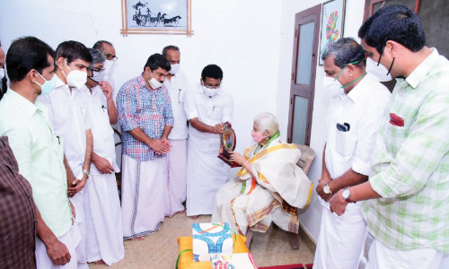 നൂ​റി​െൻറ നി​റ​വി​ൽ ഇ​ല്ല​ത്ത​മ്മ; ആ​ഘോ​ഷ​വു​മാ​യി കോ​ൺ​ഗ്ര​സ്