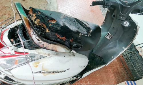 സ്‌​കൂ​ട്ട​ര്‍ ക​ത്തി​ച്ച നി​ല​യി​ൽ