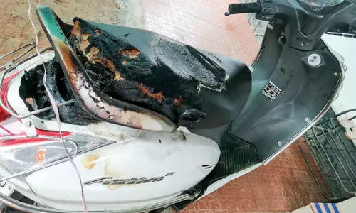 സ്‌​കൂ​ട്ട​ര്‍ ക​ത്തി​ച്ച നി​ല​യി​ൽ