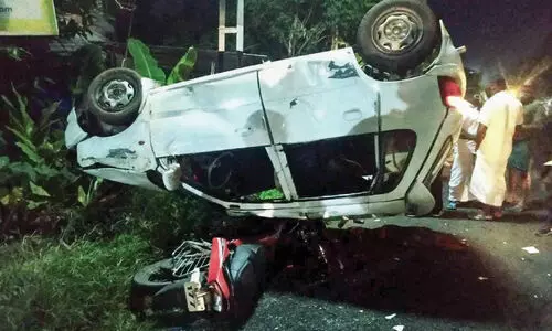 ബൈക്കിന് മുകളിൽ കാർ മറിഞ്ഞ് രണ്ടുപേർക്ക് പരിക്ക്