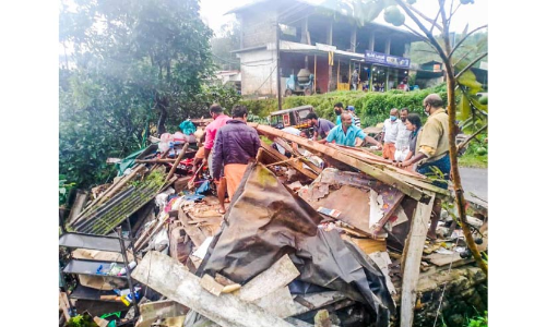 കു​ള​മാ​വി​ൽ ക​ട​യും വീ​ടും ത​ക​ർ​ന്നു; ര​ണ്ടു​പേ​ർ​ക്ക്​ പ​രി​ക്ക്​