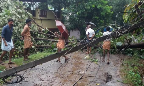 വരന്തരപ്പിള്ളി മേഖലയിൽ ചുഴലിക്കാറ്റ് ; വ്യാപക നാശ നഷ്ടം വരന്തരപ്പിള്ളി മേഖലയിൽ ചുഴലിക്കാറ്റ് ; വ്യാപക നാശ നഷ്ടം