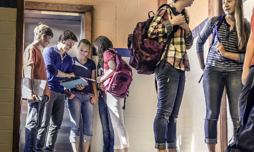 മസ്​കത്തിലെ മാളുകളിൽ മാന്യമായ വസ്​ത്രം  ധരിച്ചില്ലെങ്കിൽ 300 റിയാൽ പിഴയും തടവും