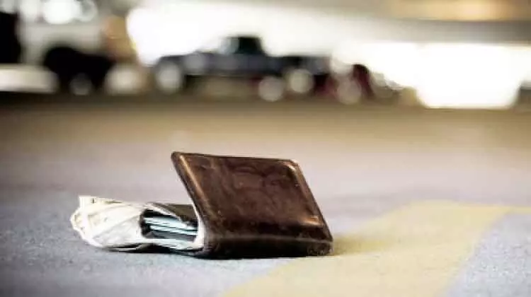 അ​ജ്മാ​നി​ല്‍ ന​ഷ്​​ട​പ്പെ​ട്ട പ​ഴ്​​സ് നാ​ട്ടി​ലേ​ക്ക് എ​ത്തി​ച്ചു ന​ല്‍കി പൊ​ലീ​സ്