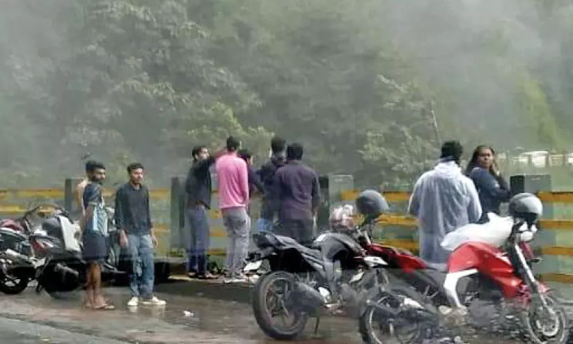 ആശങ്ക പരത്തി വയനാട് ചുരത്തിലേക്ക് സഞ്ചാരികളുടെ പ്രവാഹം ആശങ്ക പരത്തി വയനാട് ചുരത്തിലേക്ക് സഞ്ചാരികളുടെ പ്രവാഹം