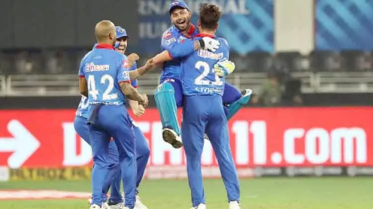 കോ​വി​ഡ്​ പോ​രാ​ളി​ക​ൾ​ക്ക്​ ന​ന്ദി അ​റി​യി​ച്ച്​ ഡ​ൽ​ഹി ഇ​റ​ങ്ങി