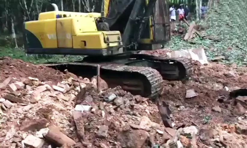 മലയാറ്റൂരിൽ പാറമടയിൽ വൻ സ്ഫോടനം: രണ്ട് അന്തർ സംസ്ഥാന തൊഴിലാളികൾ മരിച്ചു