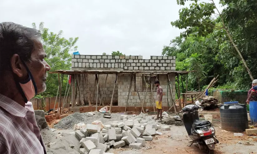 ഗ്രാമവാസികൾ കൈകോർത്തു; കുമാരനും കല്ലുവിനും വീടൊരുങ്ങുന്നു