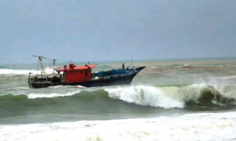 തൈക്കടപ്പുറം ഹാർബറിന് സമീപത്ത് നങ്കൂരമിട്ട ബോട്ടുകൾ കടലിൽ ഒഴുകിപ്പോയി തൈക്കടപ്പുറം ഹാർബറിന് സമീപത്ത് നങ്കൂരമിട്ട ബോട്ടുകൾ കടലിൽ ഒഴുകിപ്പോയി