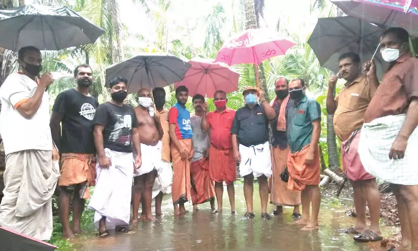 വെള്ളക്കെട്ടിൽ വീണ യുവാവിനെ രക്ഷപ്പെടുത്തി വെള്ളക്കെട്ടിൽ വീണ യുവാവിനെ രക്ഷപ്പെടുത്തി