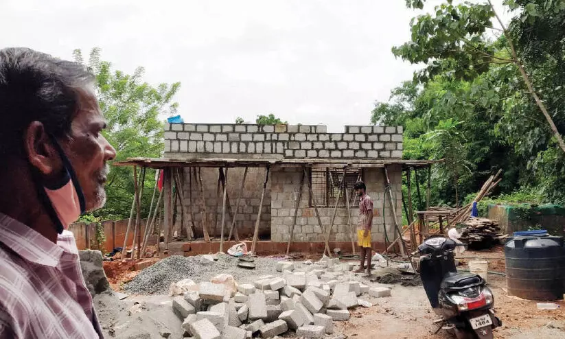 ഗ്രാ​മ​വാ​സി​ക​ൾ കൈ​കോ​ർ​ത്തു; കു​മാ​ര​നും ക​ല്ലു​വി​നും വീ​ടൊ​രു​ങ്ങു​ന്നു