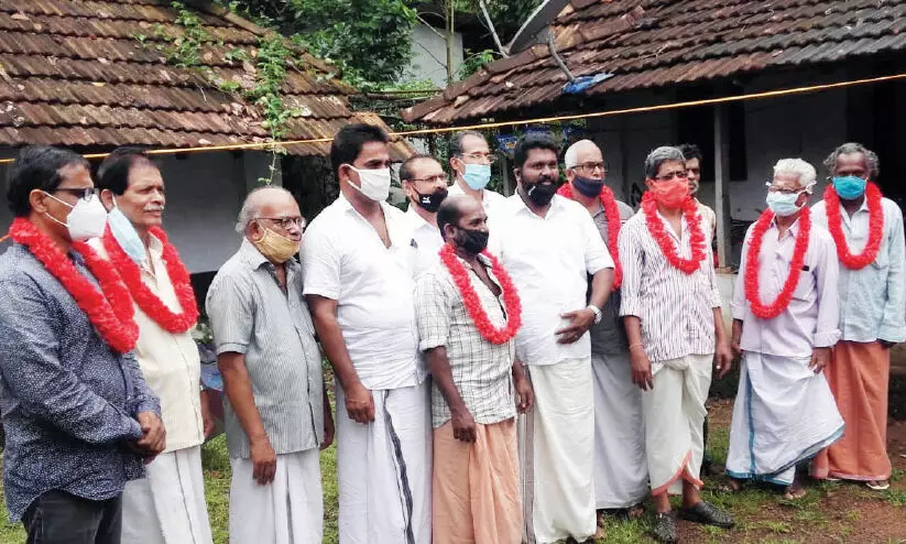 കേച്ചേരിയിൽ 15 കുടുംബങ്ങൾ സി.പി.ഐയിലേക്ക് കേച്ചേരിയിൽ 15 കുടുംബങ്ങൾ സി.പി.ഐയിലേക്ക്