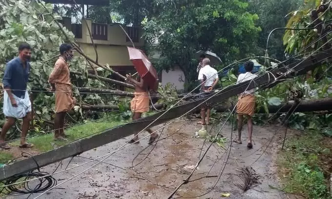 വരന്തരപ്പിള്ളി മേഖലയിൽ ചുഴലിക്കാറ്റ് ; വ്യാപക നാശ നഷ്ടം വരന്തരപ്പിള്ളി മേഖലയിൽ ചുഴലിക്കാറ്റ് ; വ്യാപക നാശ നഷ്ടം
