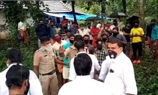 കണ്ണൂരിൽ സ്ഫോടനം നടന്ന വീട് സന്ദർശിക്കാനെത്തിയ കോൺഗ്രസ് നേതാക്കളെ സി.പി.എം പ്രവർത്തകർ തടഞ്ഞു