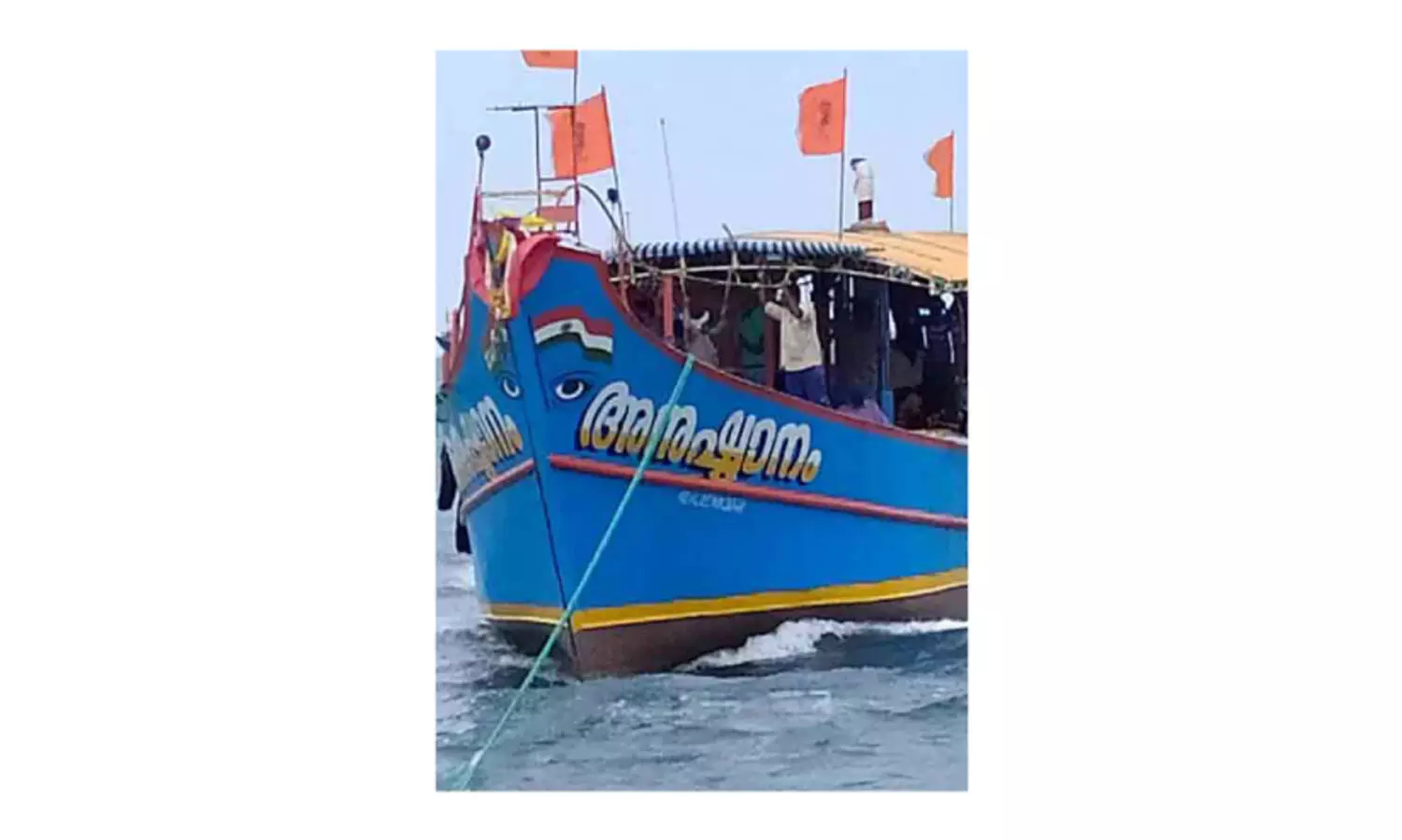 കടലിൽ അപകടത്തിൽപെട്ട തൊഴിലാളികളെ രക്ഷപ്പെടുത്തി