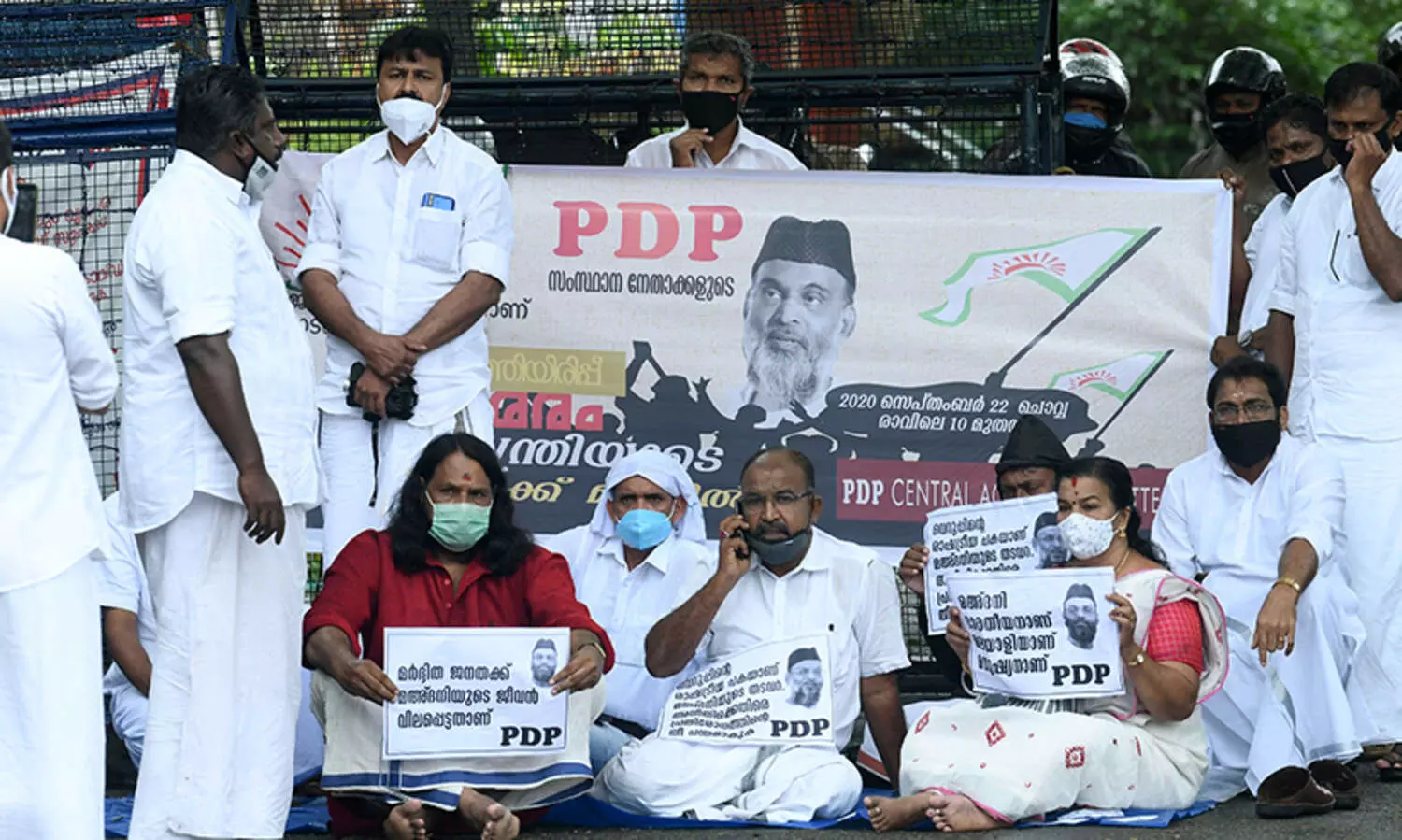 മഅ്​ദനിക്ക്​ ചികിത്സ: പി.ഡി.പി കുത്തിയിരിപ്പ്​ സമരം നടത്തി